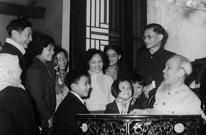 Bác Hồ chúc tết các gia đình, ngày 14/2/1961. Nguồn: Bảo tàng Hồ Chí Minh